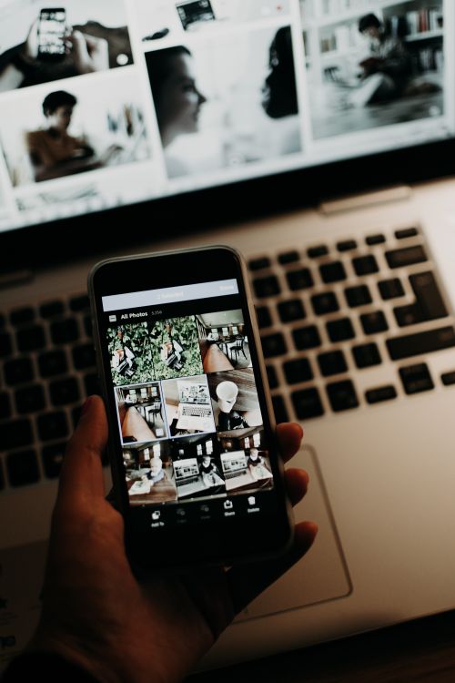 A person learning how do i export photos from mac to iphone.