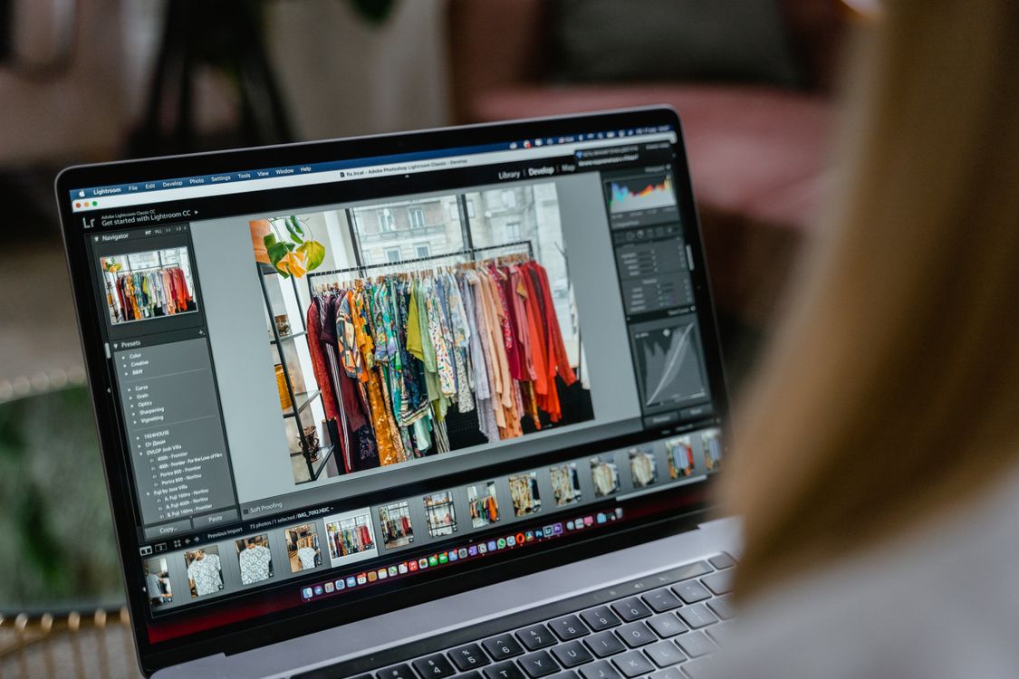 A Mac user checking is photomator free before starting a trial.
